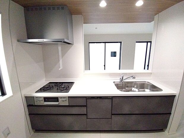 ご家族を近くに感じられる対面キッチン。 