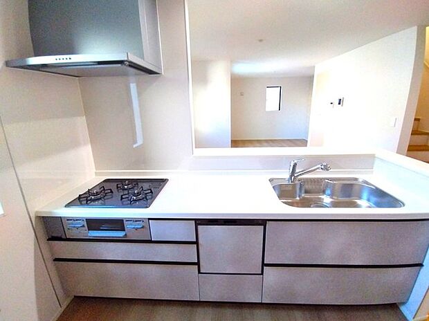 ご家族を近くに感じられる対面キッチン。