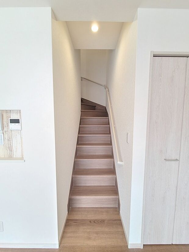 階段には手すりがついています