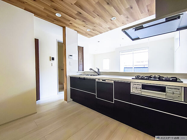 お子様と並んで料理をしても余裕のゆとりのキッチン 