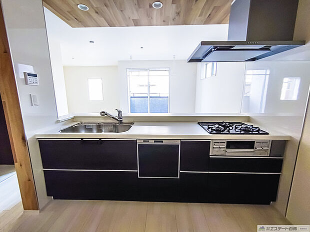 料理をしながらでもご家族との会話を楽しめる対面キッチン。 