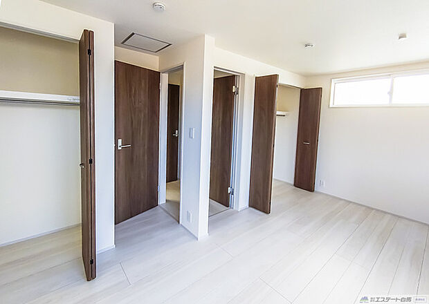 洋室4.5帖+5.25帖_将来部屋を間仕切れるように扉が二つ
