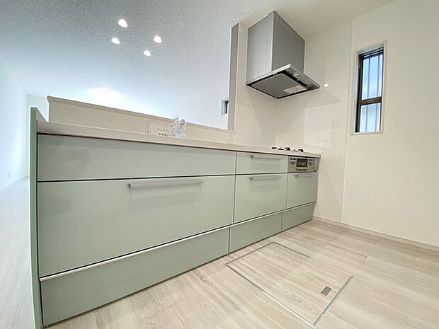 ご家族を近くに感じられる対面キッチン。 