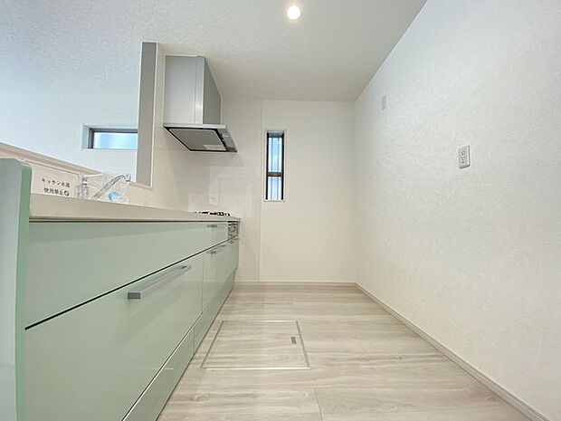 お子様と並んで料理をしても余裕のゆとりのキッチン 