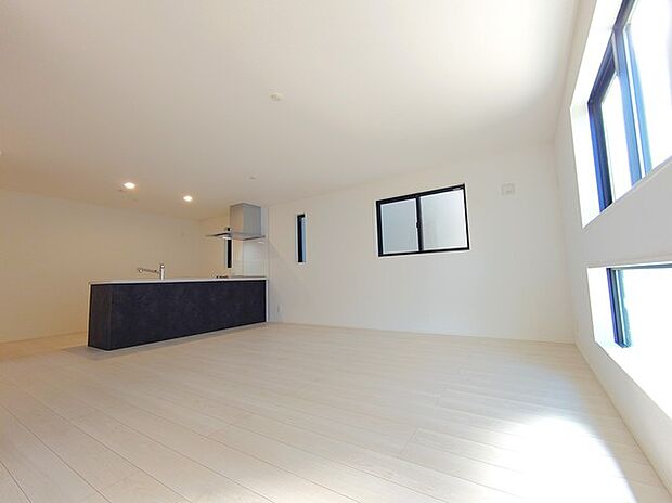 開放感あふれる窓辺に、明るい光が優しく注ぎ込む洗練された空間です 