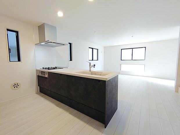 対面式キッチンからはご家族の笑顔を眺めながらお料理して頂けます。毎日の炊事が楽しくなりますね。 