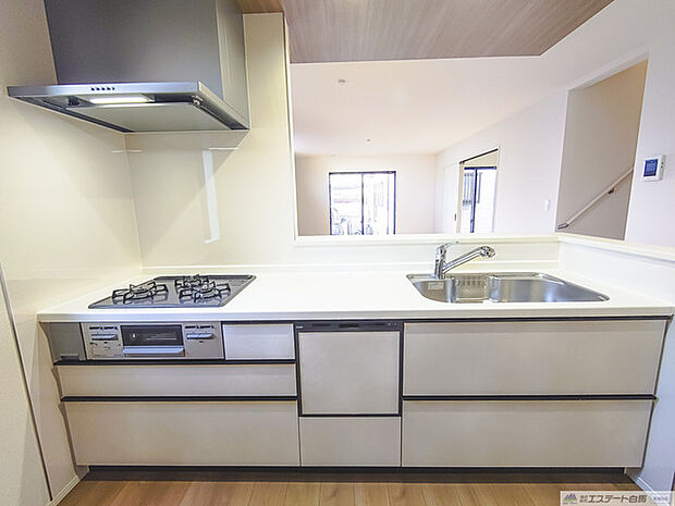 吊戸棚で視界を遮らず、パノラマ感を重視したタイプのキッチンスペース。 