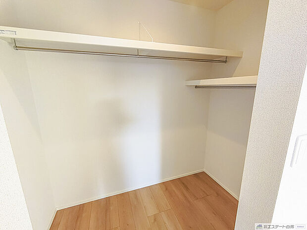 季節物の衣類もスッキリ収納できるウォークインクロゼット。 