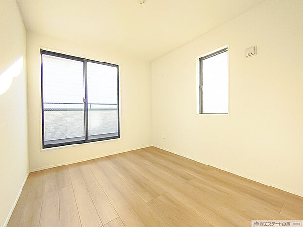 3階5.75帖 広々バルコニーから、たっぷり太陽の恵みが得られます。  