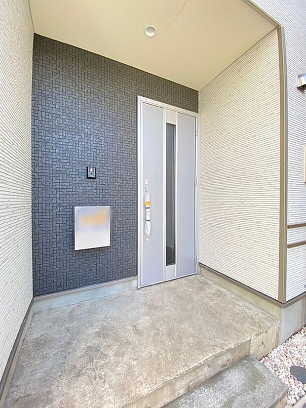 ポーチのついた新築分譲物件。玄関の印象はいかがでしょうか?入口からご覧ください。