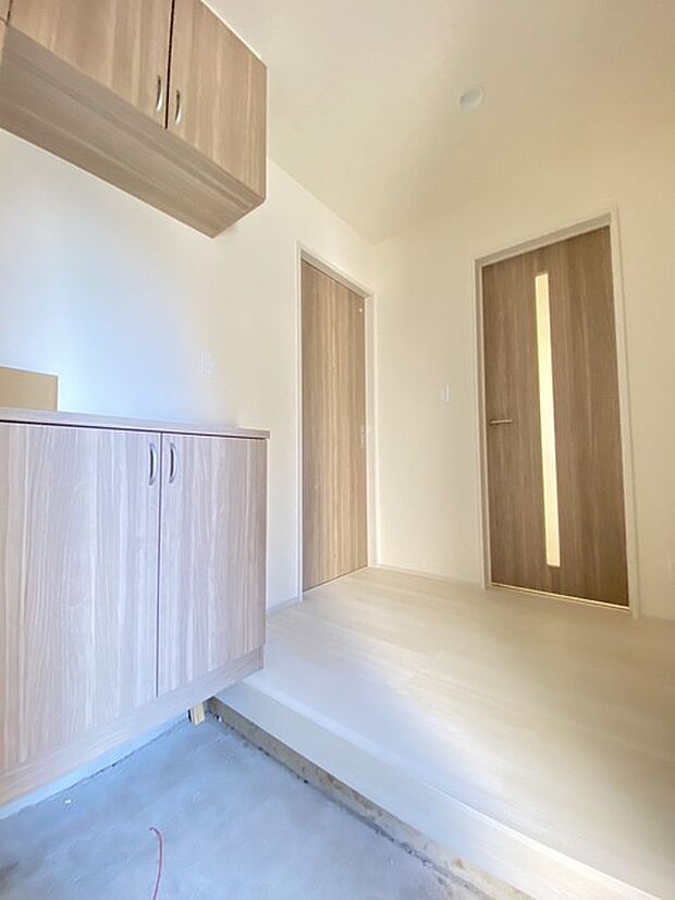 誰も住んだことのない家の玄関スペース。あたらしい木のにおいを感じていただけると思います。