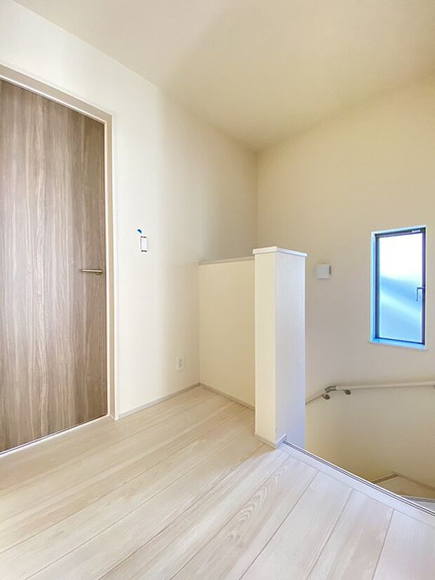 階段には手すりがついています