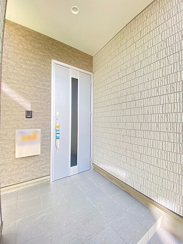 ポーチのついた新築分譲物件。玄関の印象はいかがでしょうか？入口からご覧ください。 