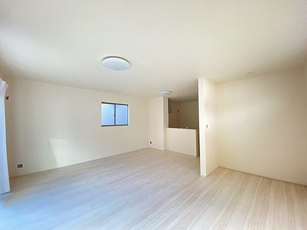 ご家族みんながゆったりくつろげる広々リビング。 