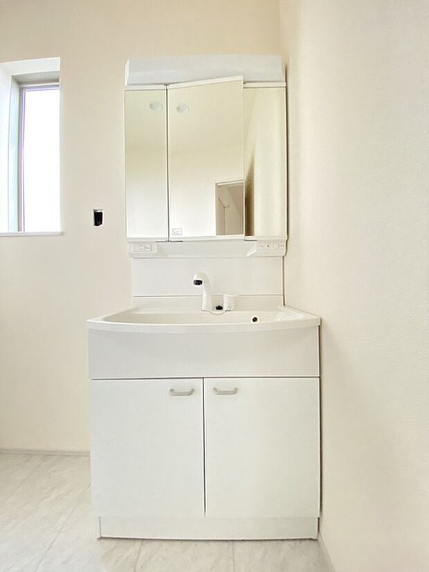 三面鏡にハンドシャワー付き、 使いやすい洗面台。 