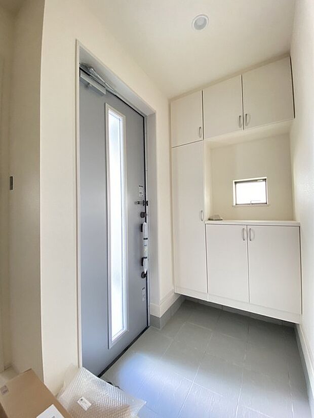 誰も住んだことのない家の玄関スペース。あたらしい木のにおいを感じていただけると思います。