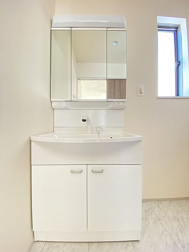 三面鏡にハンドシャワー付き、 使いやすい洗面台。