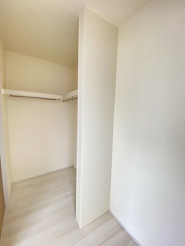 たっぷりの収納力を備えたウォークインクロゼット。