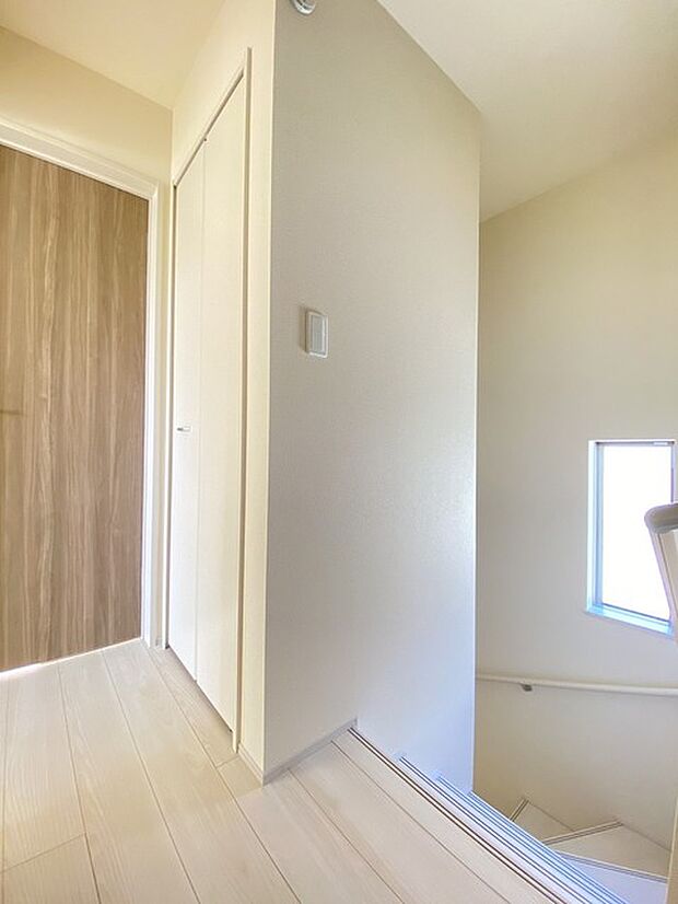 階段には手すりがついています