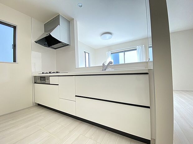 ご家族を近くに感じられる対面キッチン。