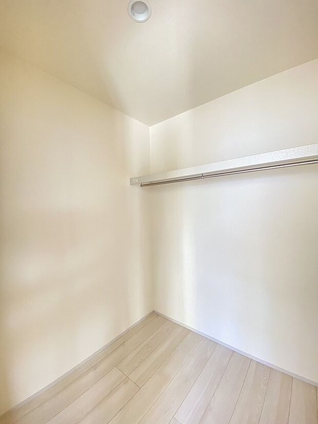 たっぷりの収納力を備えたウォークインクロゼット。