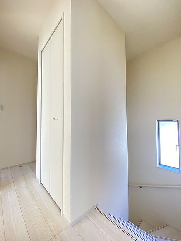 階段には手すりがついています