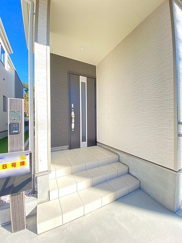 ポーチのついた新築分譲物件。玄関の印象はいかがでしょうか?入口からご覧ください。