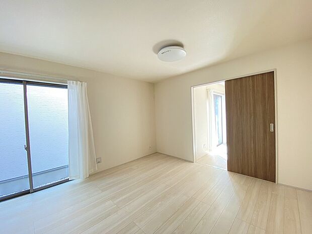 ご家族みんながゆったりくつろげる広々リビング。