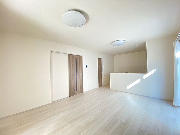 ナチュラルウッドの色合いが、室内にあたたかな雰囲気を運びます。