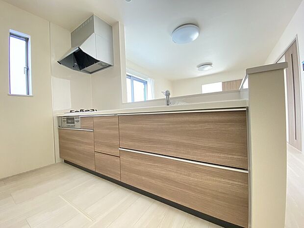 ご家族を近くに感じられる対面キッチン。