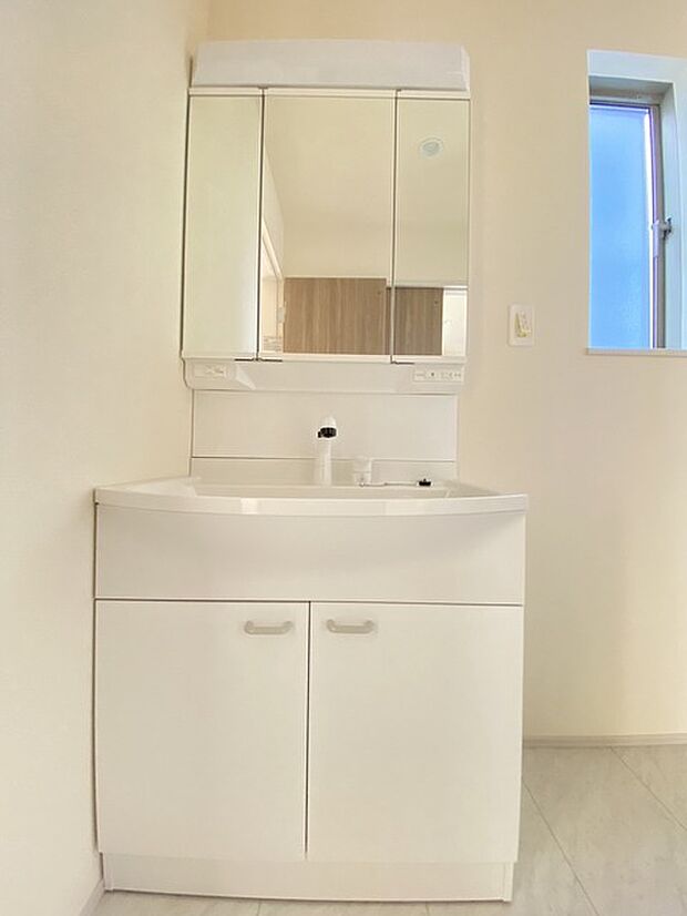 お出かけ前の身だしなみに一歩差がつく三面鏡。