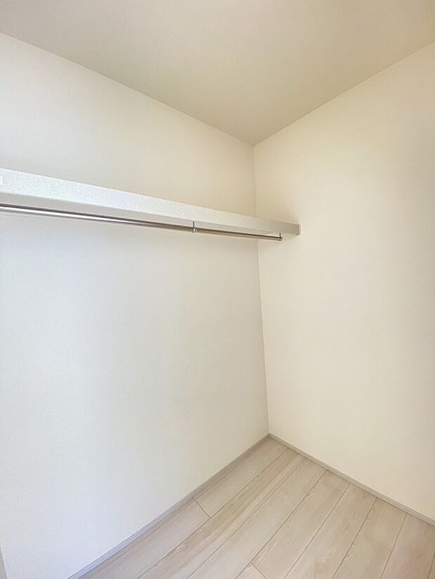 たっぷりの収納力を備えたウォークインクロゼット。