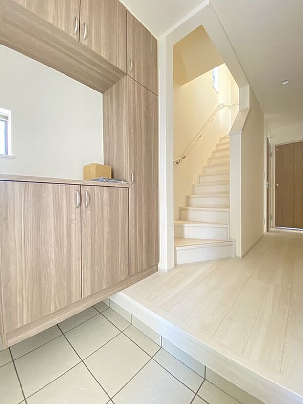 誰も住んだことのない家の玄関スペース。あたらしい木のにおいを感じていただけると思います。