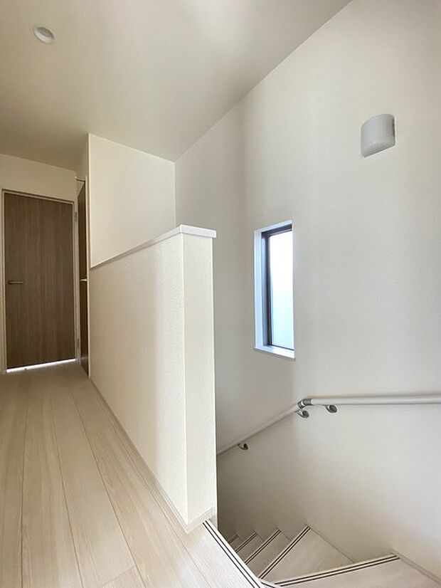 階段には手すりがついています