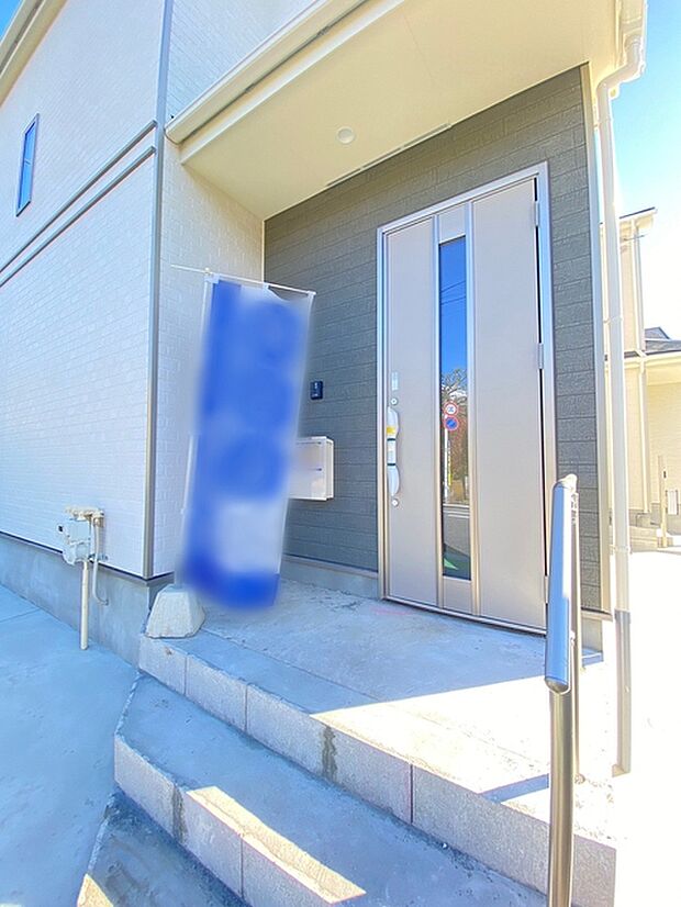ポーチのついた新築分譲物件。玄関の印象はいかがでしょうか？入口からご覧ください。 