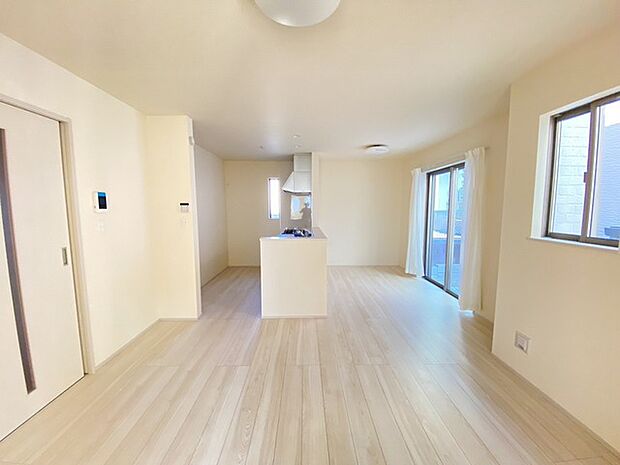 ナチュラルウッドの色合いが、室内にあたたかな雰囲気を運びます。 