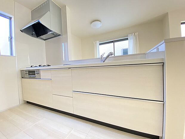 料理をしながらでもご家族との会話を楽しめる対面キッチン。 