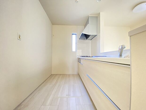 スライド収納付きシステムキッチン。お鍋類の出し入れもスムーズ。