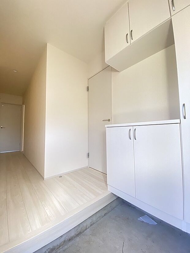 誰も住んだことのない家の玄関スペース。あたらしい木のにおいを感じていただけると思います。