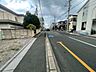 外観：前面道路含む現地写真 
