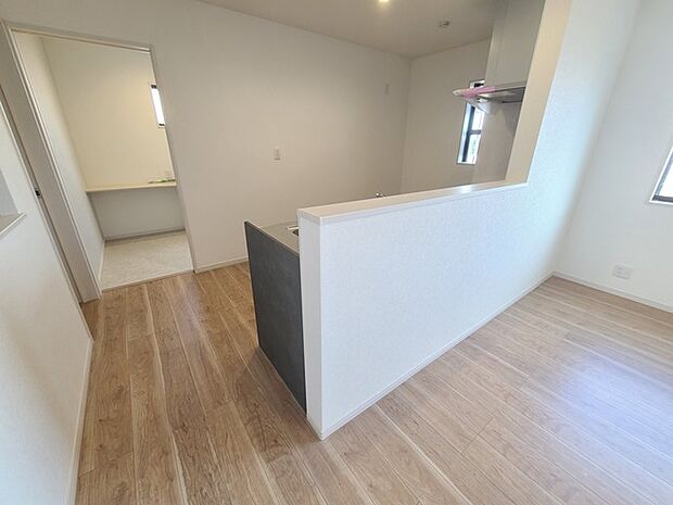 ご家族を近くに感じられる対面キッチン。 