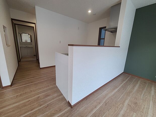 ご家族を近くに感じられる対面キッチン。