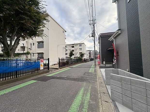 前面道路含む外観