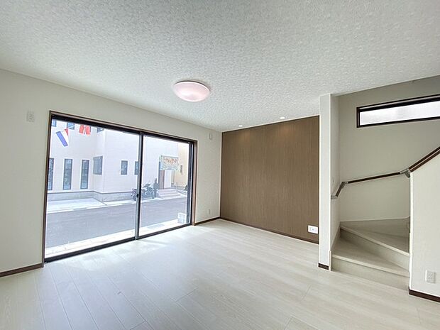 ご家族みんながゆったりくつろげる広々リビング。