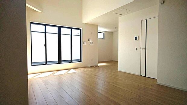 開放感と採光にこだわった広々LDK。