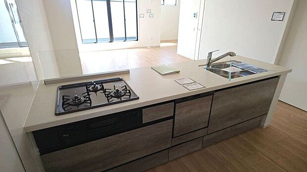 ご家族を近くに感じられる対面キッチン。