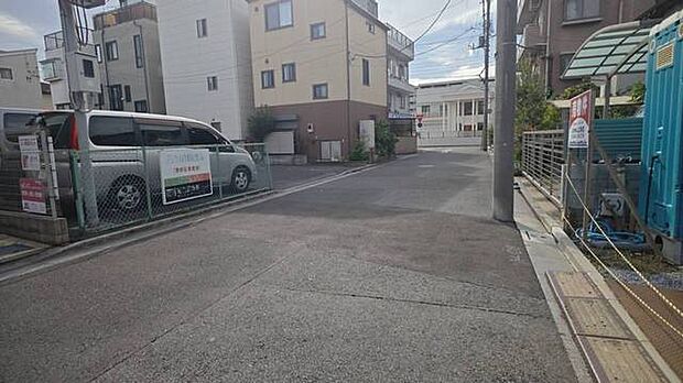 前面道路含む外観