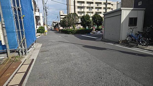 前面道路含む外観
