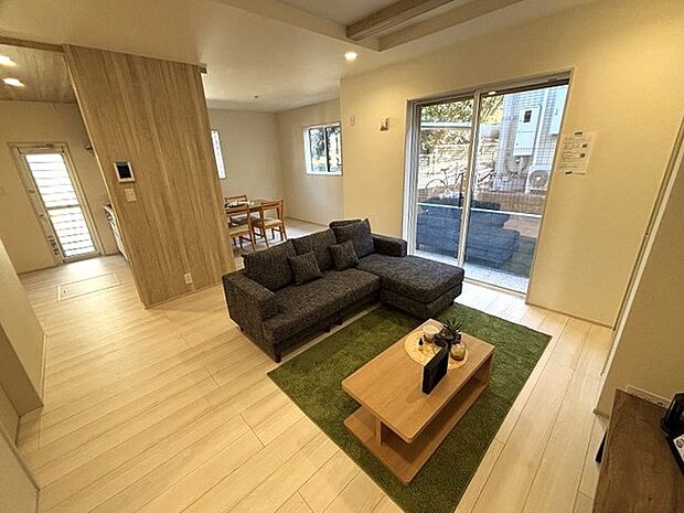 ご家族みんながゆったりくつろげる広々リビング。 