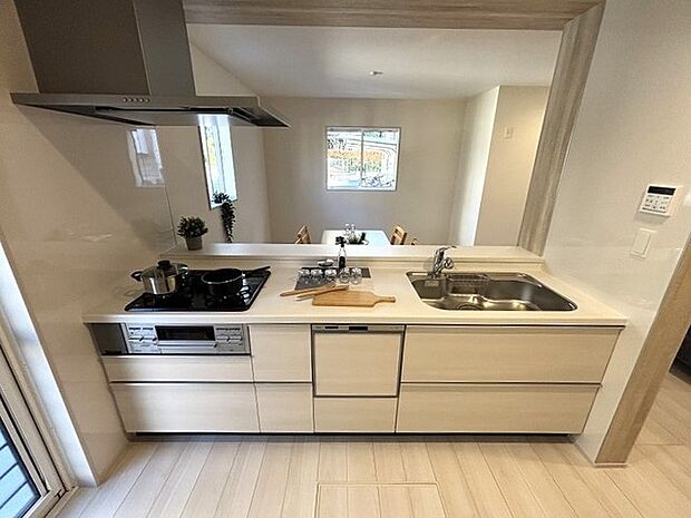 料理をしながらでもご家族との会話を楽しめる対面キッチン。 